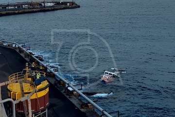 La pequeña embarcación que chocó contra la escollera del muelle de Salinetas se hundió por completo/TA.
